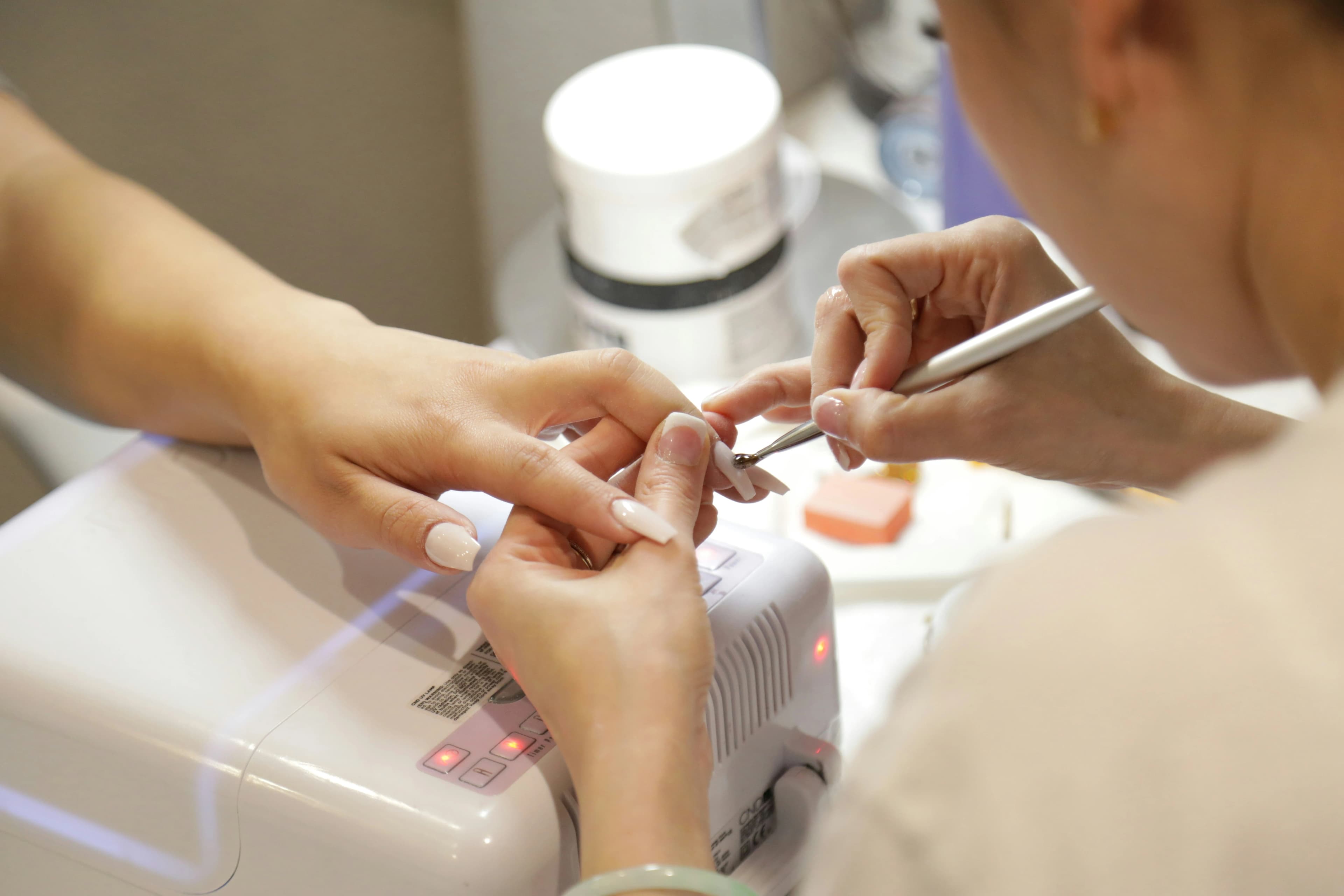 Técnica realizando manicura